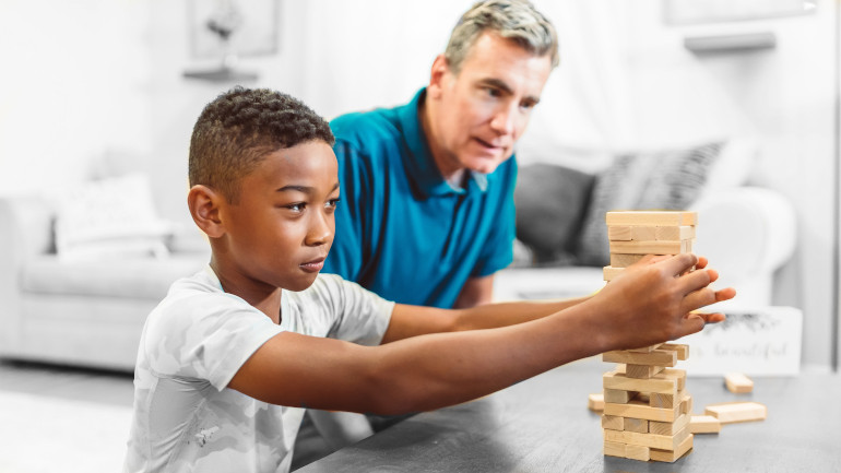 Enfant jouant avec un jeu en bois